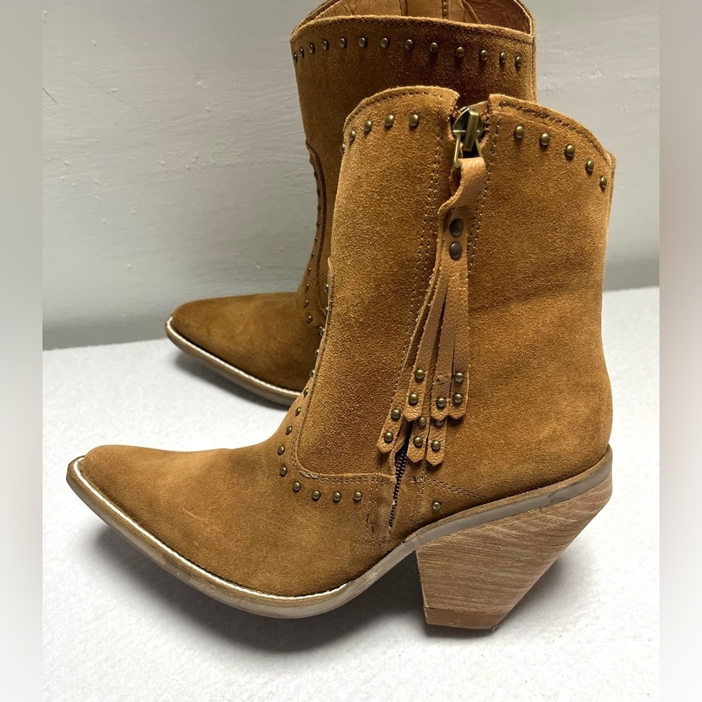 Dingo Classy N' Sassy Camel Suede Ankle Boots Boho Western Indie 
Women's Size 8